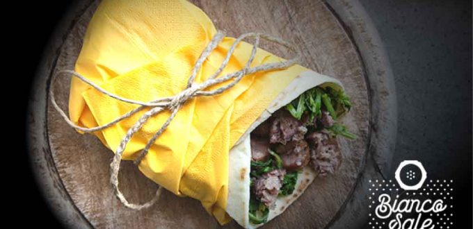 torta-al-testo-con-salsicce-e-rucola