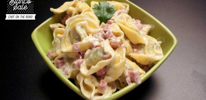 tortellini-panna-e-prosciutto-cotto-bianco-sale